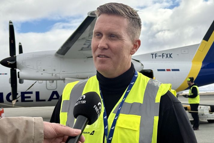 Tómas Ingason er framkvæmdastjóri tekju-, þjónustu- og markaðssviðs Icelandair. Fyrir aftan hann er ein af þremur Dash 8 Q200-vélum félagsins.