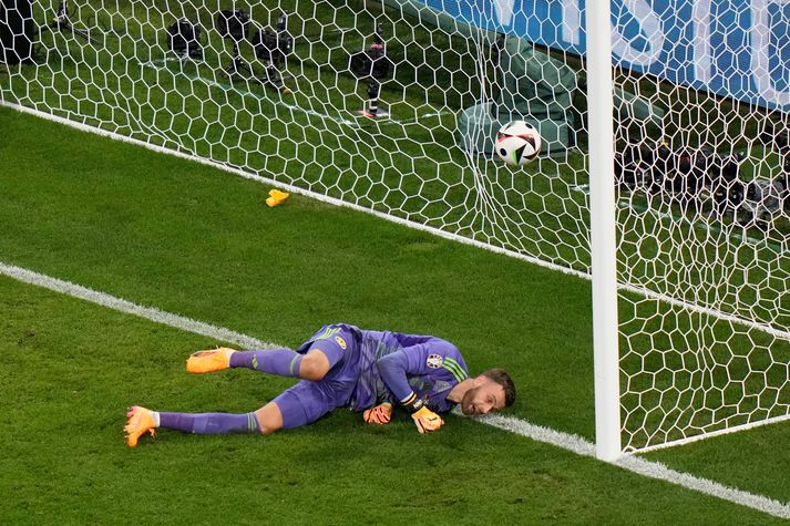 Angus Gunn fékk á sig fimm mörk gegn Þýskalandi.