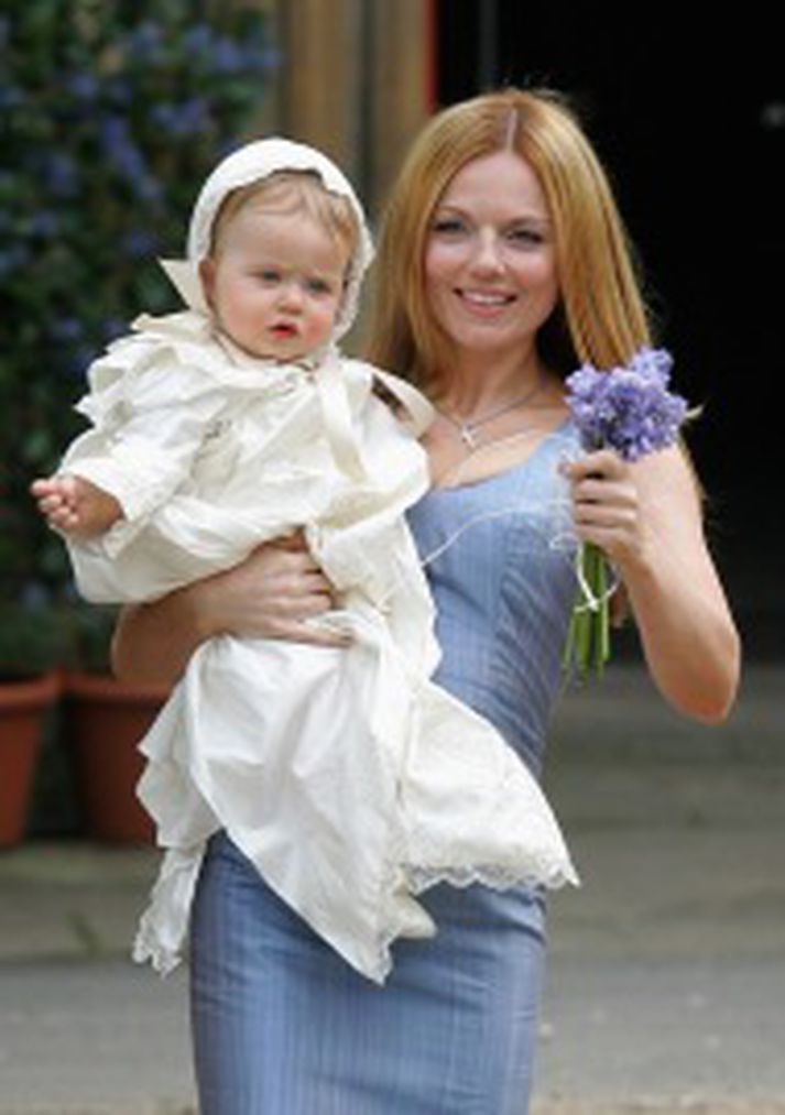 Geri Halliwell ásamt dóttur sinni, Bluebell Madonna, á leið til athafnarinnar í gær.