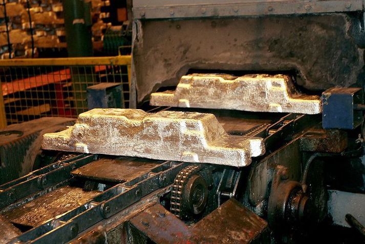 Svona renna álkubbarnir úr mótunum hjá Norðuráli. Starfsemi álvera er viðkvæm með framleiðsluferli sem þolir illa truflanir. 