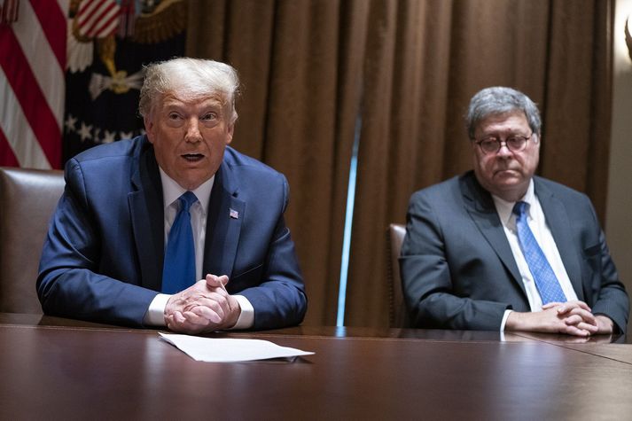 Donald Trump, forseti Bandaríkjanna, og William Barr, dómsmálaráðherra. Barr hefur verið gagnrýndur fyrir að beita sér í þágu Trump og nú hefur forsetinn krafist þess að Barr hefji rannsókn á mótframbjóðanda sínum.