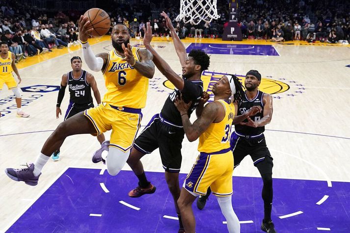 LeBron James finnur leið að körfu Sacramento Kings í sigrinum í nótt.