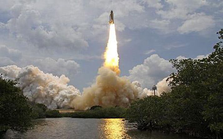 Geimskutlan Atlantis hefur sig á loft frá Kennedy-höfða.