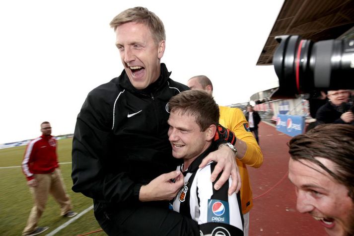 Rúnar Kristinsson, þjálfari Íslandsmeistara KR, fagnaði sínum hundraðasta sigri á móti gamla lærisveini sínum Bjarna Guðjónssyni, núverandi þjálfara Fram. 