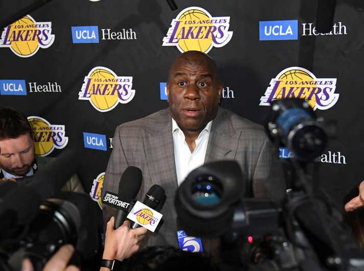 Magic Johnson tilkynnir hér að hann sé hættur sem forseti Lakers og yfirmaður körfuboltamála hjá félaginu.