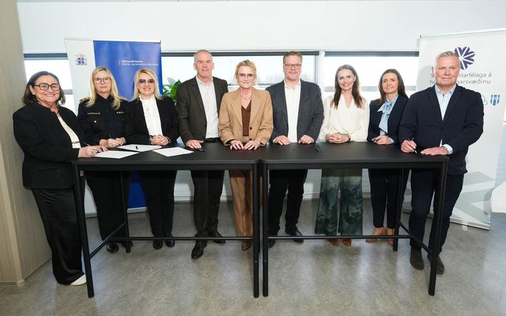 Inga Sæland, mennta- og barnamálaráðherra, Halla Bergþóra Björnsdóttir ríkislögreglustjóri, Ólöf Ásta Farestveit, forstjóri Barna- og fjölskyldustofu, Almar Guðmundsson bæjarstjóri Garðabæjar, Heiða Björg Hilmisdóttir borgarstjóri, Valdimar Víðisson bæjarstjóri Hafnarfjarðar, Ásdís Kristjánsdóttir bæjarstjóri Kópavogs, Margrét Hjaltested bæjarstjóri Mosfellsbæjar og Þór Sigurgeirsson bæjarstjóri Seltjarnarnesbæjar við undirritun samstarfssamnings um Púlsinn í dag.