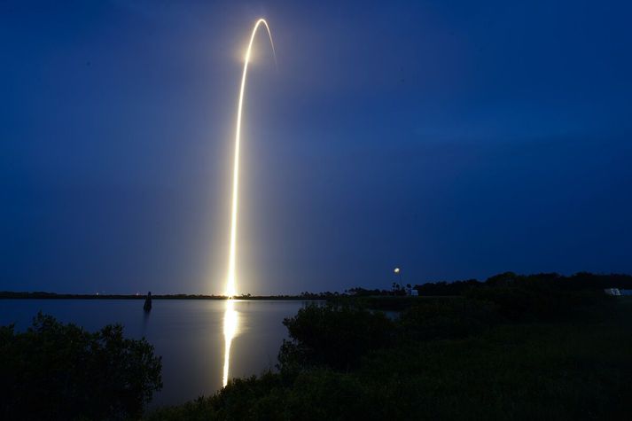 Falcon 9 eldflaug SpaceX skotið á loft með Starlink gervihnetti innanborðs.