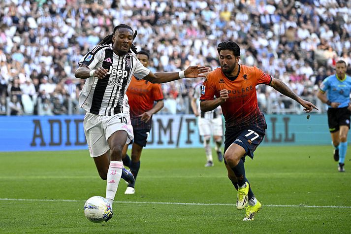 Mikael Egill Ellertsson í baráttunni við Khéphren Thuram í Tórínó í dag.