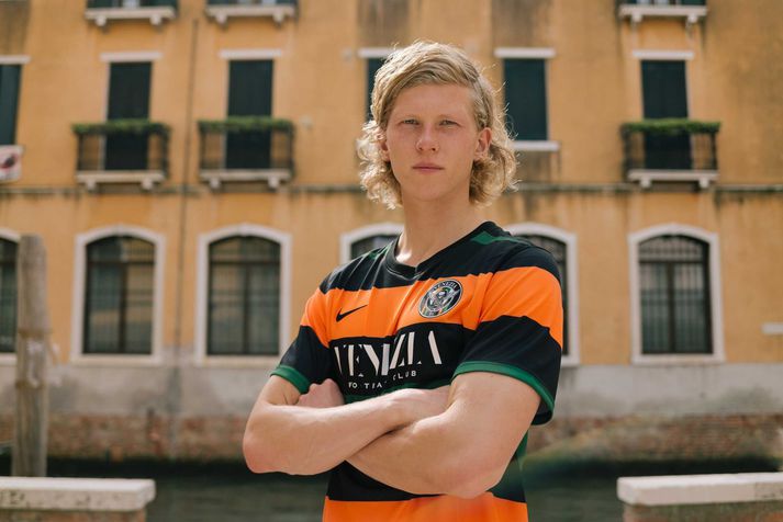 Óttar Magnús Karlsson í treyju Venezia.