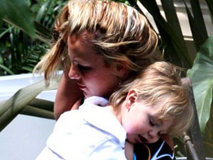 Britney Spears fékk leyfi til að hafa syni sína yfir nótt um helgina.