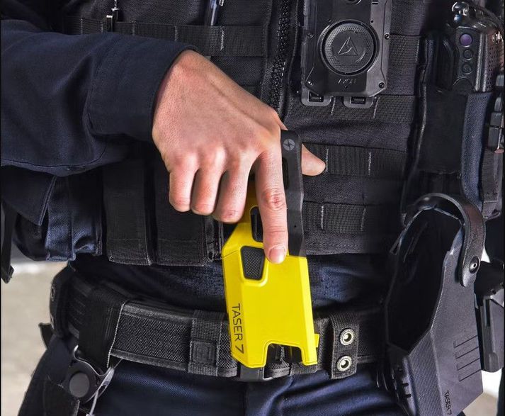 Taser 7 er meðal nýrri vopna Axon og er meðal annars notað af lögreglunni á Bretlandseyjum.