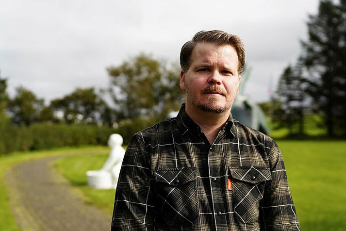Ingimar Elíasson er  foreldri á leikskólanum Múlaborg. Hann er sleginn vegna kynferðisafbrotamáls sem kom upp þar. Hann biðlar til fjölmiðla og borgarinnar að vanda upplýsingagjöf í málinu. 