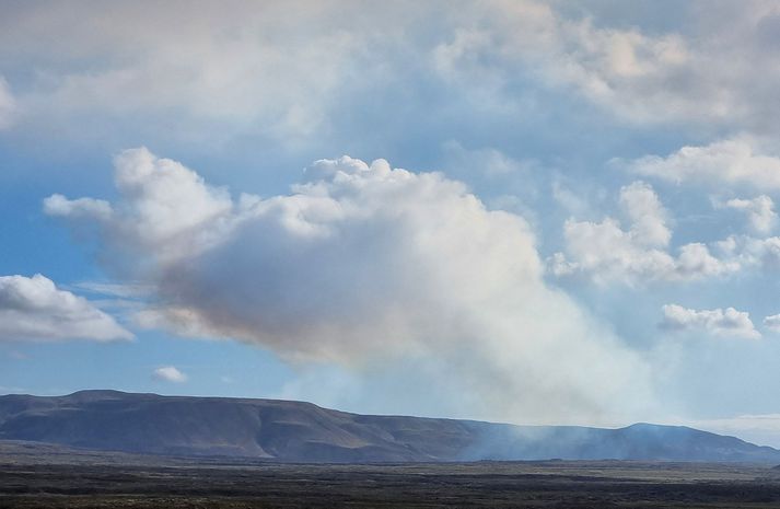 Bólstrar yfir gosstöðvunum í dag.