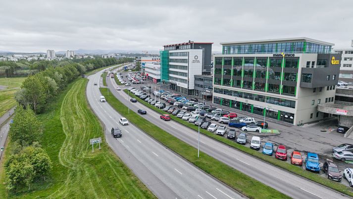 Suðurlandsbraut að sumri. Ljóst er að ásýnd og umferð um brautina mun breytast töluvert ef áformin ná fram að ganga.