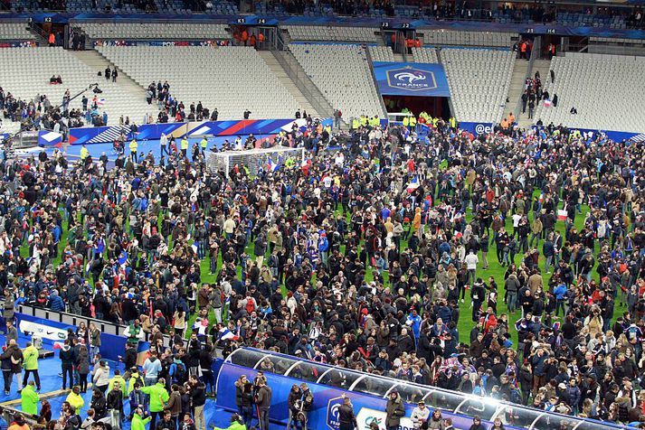 Áhorfendur þustu inn á völlinn þegar leik lauk á Stade de France