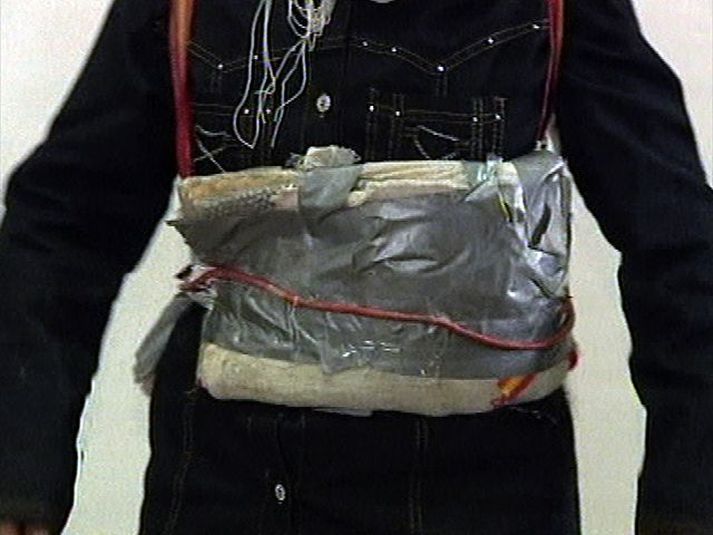 Gyrt sprengjubelti. Mörgum Jórdönum finnst grunsamlegt að al-Rishawi hafi ennþá verið með sprengjubeltið þegar hún var handtekin fjórum dögum eftir árásirnar.