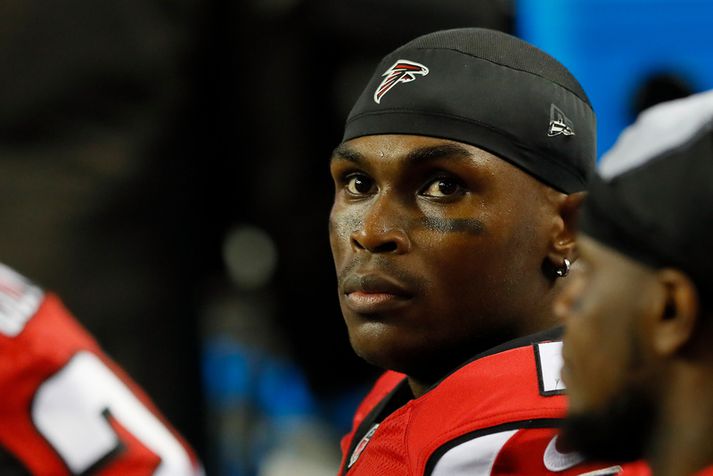 Julio Jones brosti ekki mikið þegar hann uppgötvaði að eyrnalokkurinn væri týndur.