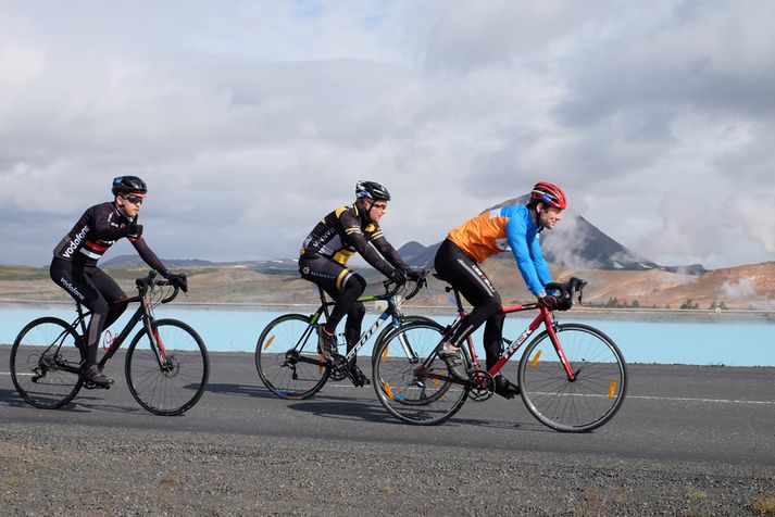 Það er einstök upplifun að hjóla á þjóðveginum í kringum Ísland og stemmningin er eftir því.