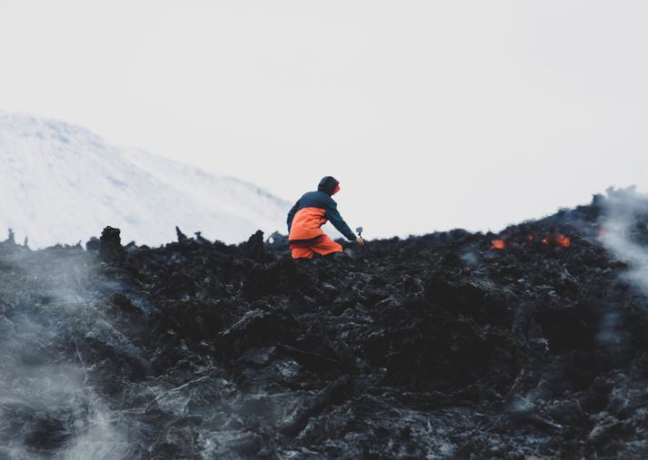 Nokkuð hefur borið á því að fólk klifri og gangi á hrauninu sem myndast hefur í gosinu í Geldingadölum. Þessa mynd af manni sem var gripinn glóðvolgur við slíka iðju fékk Vísir senda í apríl.