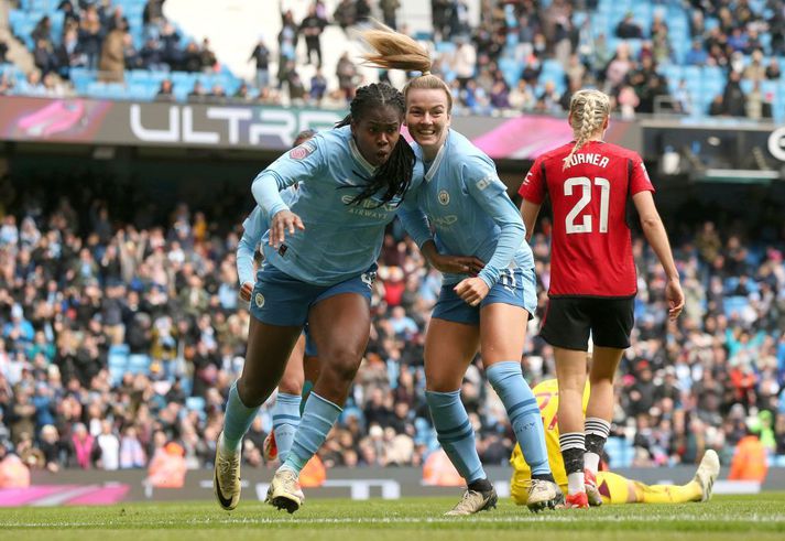 Khadija Shaw og Lauren Hemp fagna eftir þriðja markið gegn Manchester United í dag.