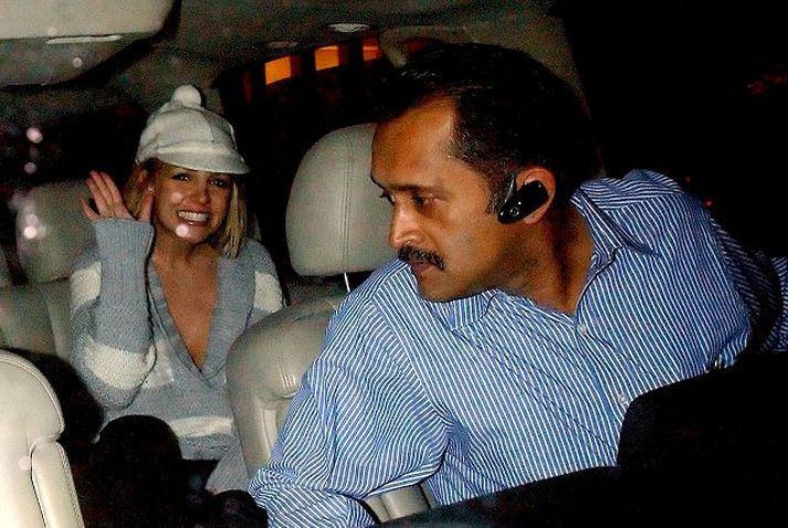 Britney Spears skömmu eftir að hún hafði krafðist skilnaðarins. Eins og sjá má reynir hún að brosa í gegnum tárin.