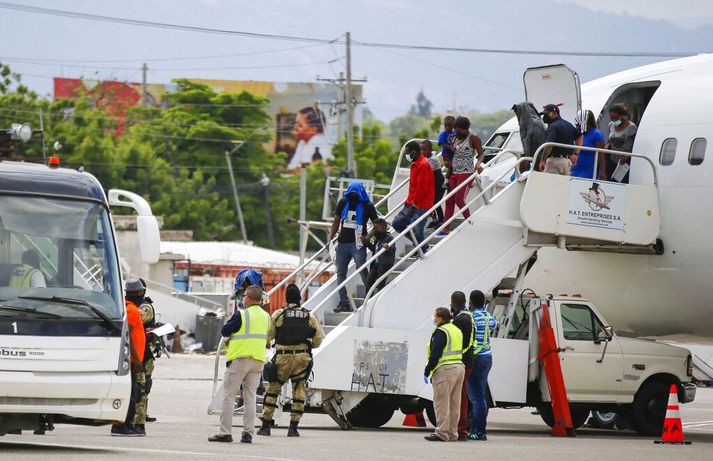 Haítíbúar stíga úr flugvél Bandaríkjastjórnar sem flutti þá frá Texas tik Port au Prince í gær. Þúsundir þeirra reyndu að falast eftir hæli í Bandaríkjunum en var vísað frá.