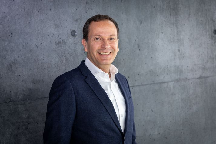 „Að mínu mati er Ísland í fararbroddi þegar kemur að rafbílavæðingu,"  segir Paul De Courtois en hann ber ábyrgð á 45 ólíkum markaðssvæðum hjá BMW sem spanna Afríku til Austur-Evrópu og fleiri lönd, þar á meðal Ísland.