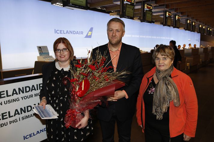Birkir Hólm Guðnason, framkvæmdastjóri Icelandair, Þórunn Anna Karlsdóttir og Nanna Hansdóttir, móðir hennar, en þær mæðgur voru samferða á leið til Bandaríkjanna
