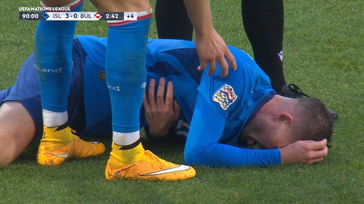 Gylfi Þór Sigurðsson lá sárkvalinn eftir að hann meiddist í lok leiksins við Búlgaríu í dag.