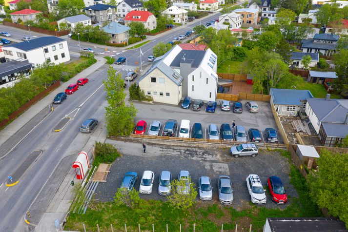 Sérfræðingar Landsbankans telja ljóst að þróunin í stærri sveitarfélögunum í nágrenni höfuðborgarsvæðisins er hraðari en t.d. á Akureyri þó þróunin hafi verið með ágætum hætti þar.