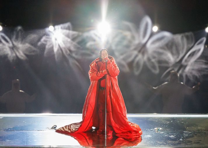 Rihanna var svo sannarlega á allra vörum eftir tónlistaratriði sitt í hálfleik Ofurskálarinnar.
