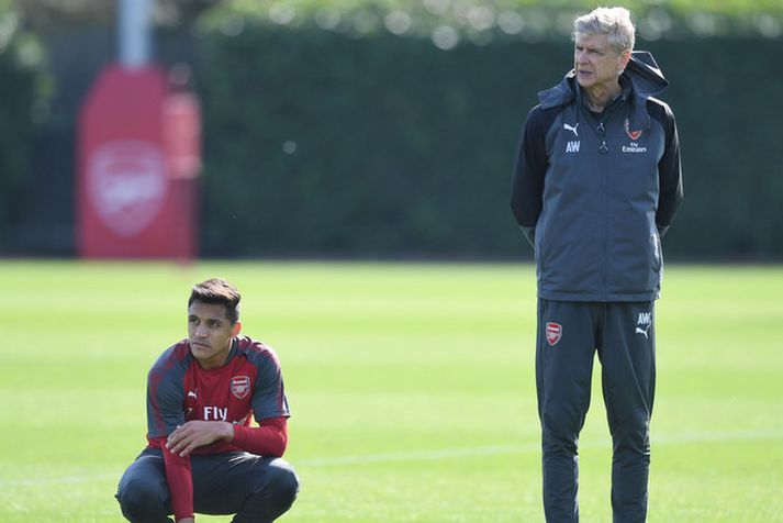 Alexis Sánchez og Arsene Wenger á æfingu.