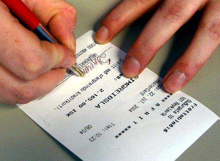 Undirskrift á greiðslukort Kortafærsla er eins og rafræn ávísun. Kaupmenn senda kortafærslur til fyrirtækja sem greiða upphæðina inn á reikninga kaupmanna og taka ákveðna þóknun í sinn hlut.