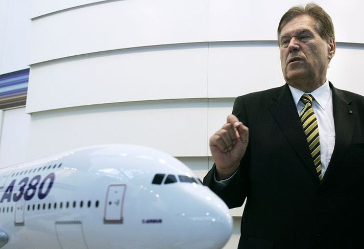 við þotu frá airbus Michael Glos, fjármálaráðherra Þýskalands, vill að Þjóðverjar auki við hlut sinn í EADS, móðurfélagi flugvélaframleiðandans Airbus. Hann segir eignarhlut KfW verða í eigu þróunarsjóðsins í stuttan tíma.