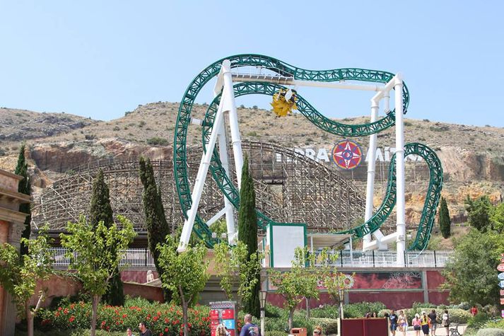 Átján ára íslenskur piltur lést eftir að hafa fallið úr rússíbananum Inferno í skemmtigarðinum Terra Mitica á Benidorm.