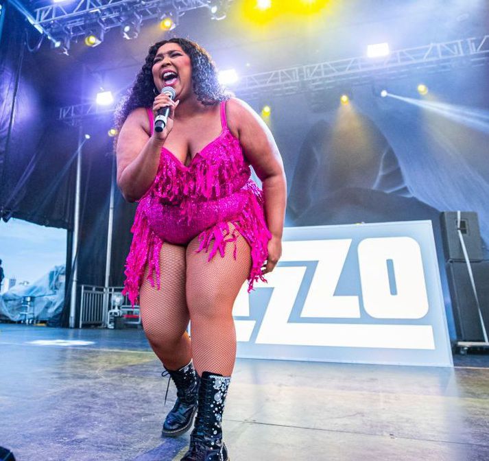 Lizzo hefur í gegnum tíðina verið þekkt fyrir upplífgandi textasmíð og leggur gjarnan áherslu á að fólk elski sjálft sig eins og það er og náungan sömuleiðis.