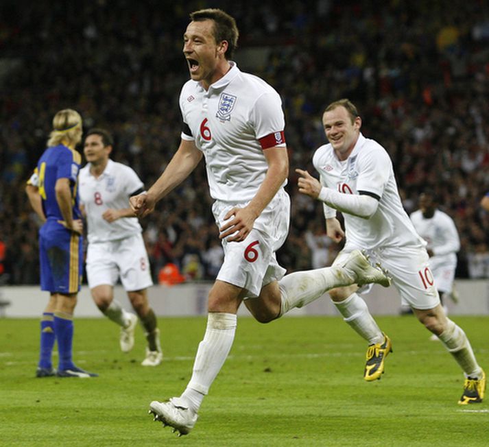 John Terry fagnar sigurmarki sínu á móti Úkraínu.