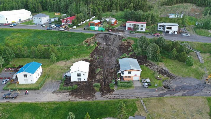 Á myndinni sést hvernig aurskriðan féll.