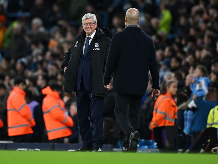 Pep Guardiol ræðir við Roy Hodgson í leiknum í dag.