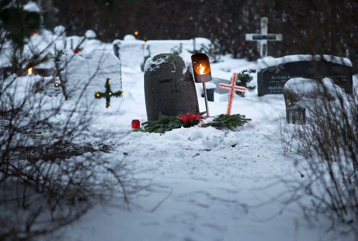 Þúsundir landsmanna vitja leiða ástvina sinna í kirkjugörðum Reykjavíkur í kringum jólin.