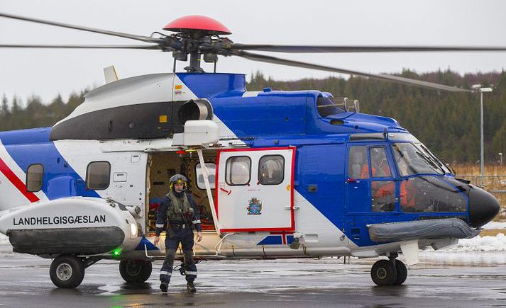 Flugmaður og þrír kvikmyndatökumenn voru um borð í þyrlunni. 