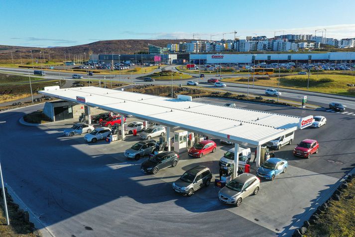 Bensínstöð Costco í Garðabæ. Notkun á olíu innanlands drógst mikið saman í kórónuveirufaraldrinum í fyrra. Hún þarf að minnka mun meira á alla næstu árum til þess að Ísland geti staðið við skuldbindingar sínar í loftslagsmálum.