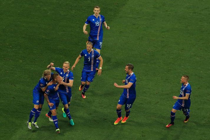 Strákarnir okkar fagna marki Ragnars Sigurðssonar á móti Englandi í sextán liða úrslitum EM 2016.