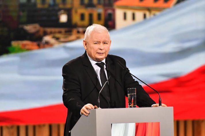 Jarosław Kaczyński, leiðtogi Laga og réttlætisflokksins, undirbýr nú innleiðingu nýrra laga sem takmarka ritstjórnarfrelsi fjölmiðla.