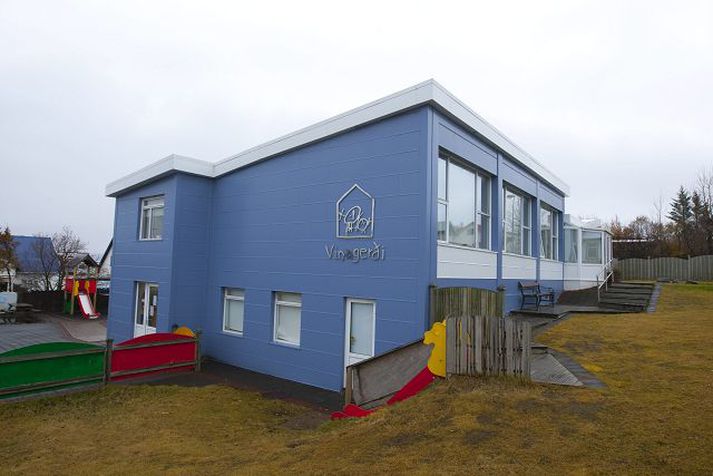Fimm starfsmenn af fimmtán voru veikir í leikskólanum Vinagerði í gær.