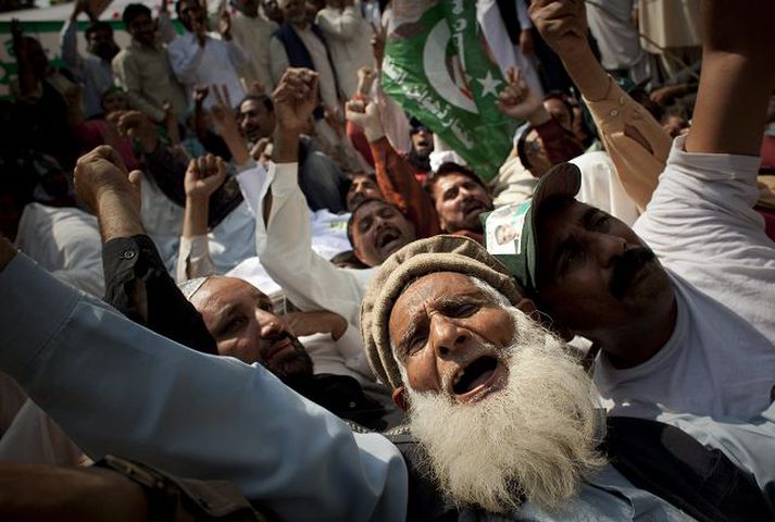 Stuðningsmenn Sharifs á æsingafundi í Lahore í gær. fréttablaðið/ap