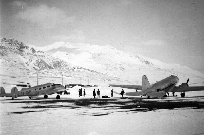 Frá Melgerðismelum árið 1947. Tvær Flugfélagsvélar á vellinum, Beechcraft til vinstri og Douglas Dakota til hægri.