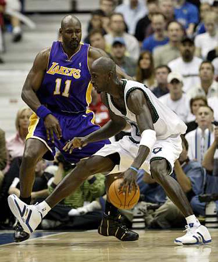 Kevin Garnett reynir að brjótast fram hjá Karl Malone, leikmanni Los Angeles Lakers í leik liðanna árið 2004.