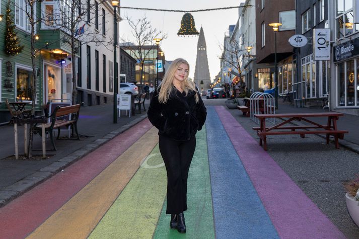 Anna Álfheiður Brynjólfsdóttir myndlistarkona fannst hún vera rosalega töff í tískunni þegar hún var unglingur. Og tók þá tísku líka alla leið. Allt frá permanenti í leðurbuxur með hring í nef og nafla. En toppnum náði hún á sjálfan fermingardaginn  í skræpóttum sixties bol, skærgrænum skokk, appelsínugulum sokkabuxum og með sixtiees greiðslu.