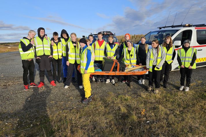 Unglingarnir í unglingadeildinni Greip, sem tóku þátt í áheitagöngunni eftir hádegi í gær í flottu og fallegu veðri. Tveir björungarsveitarbílar með blikkandi ljósum fylgdu hópnum.